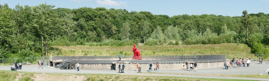 Kunstwerk Roter Hase mit Besucher*innen