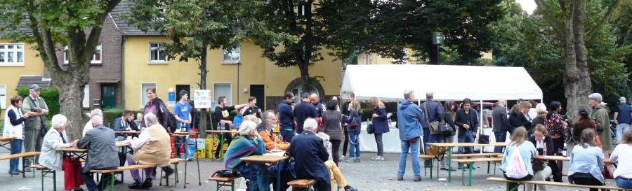 Anwohner treffen sich auf dem Johannesplatz in der Gartenstadt